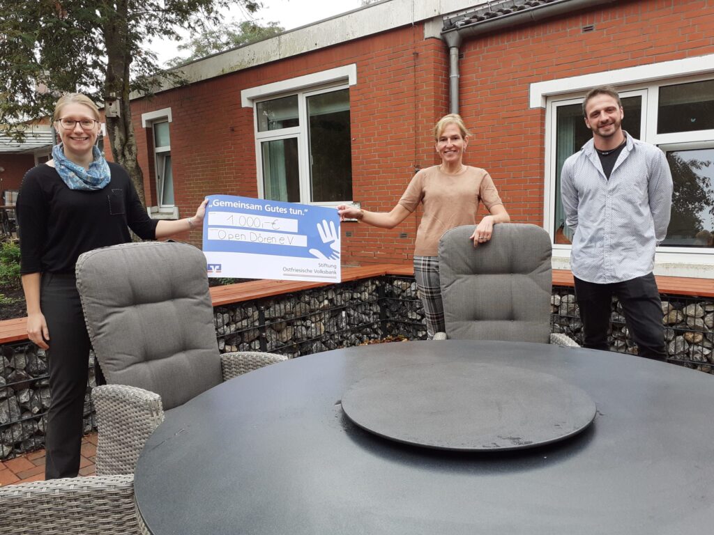 Neue Gartenmöbel dank OVB-Stiftung 9 Bunde Open Doeren Spende jgb min scaled 1