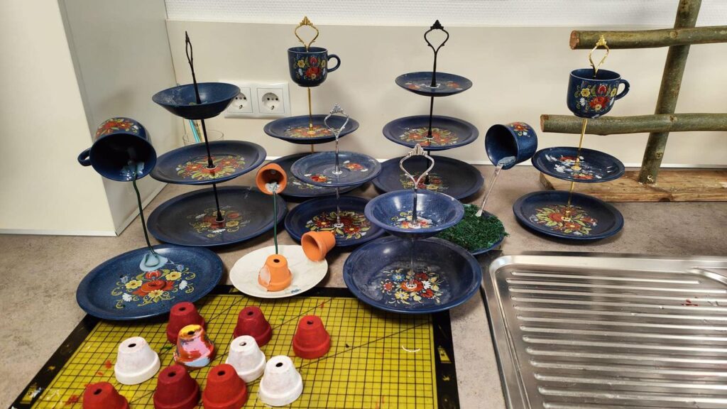 Die Vorbereitungen für unsere Staudenbörse laufen auf Hochtouren..... 1 Gartenpartie 2