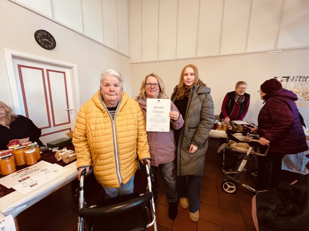 Glückliche Gewinner auf unserem Adventsbasar 1 IMG 1889