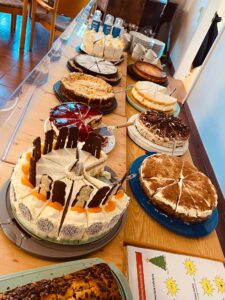 Glückliche Gewinner auf unserem Adventsbasar 12 PHOTO 2024 11 30 14 28 35