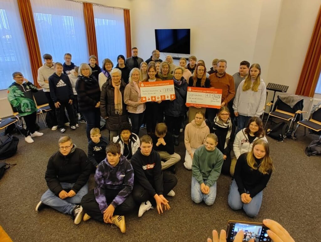 Weihnachtsbaumaktion für Open Dören 36 Spendenuebergabe Kirche