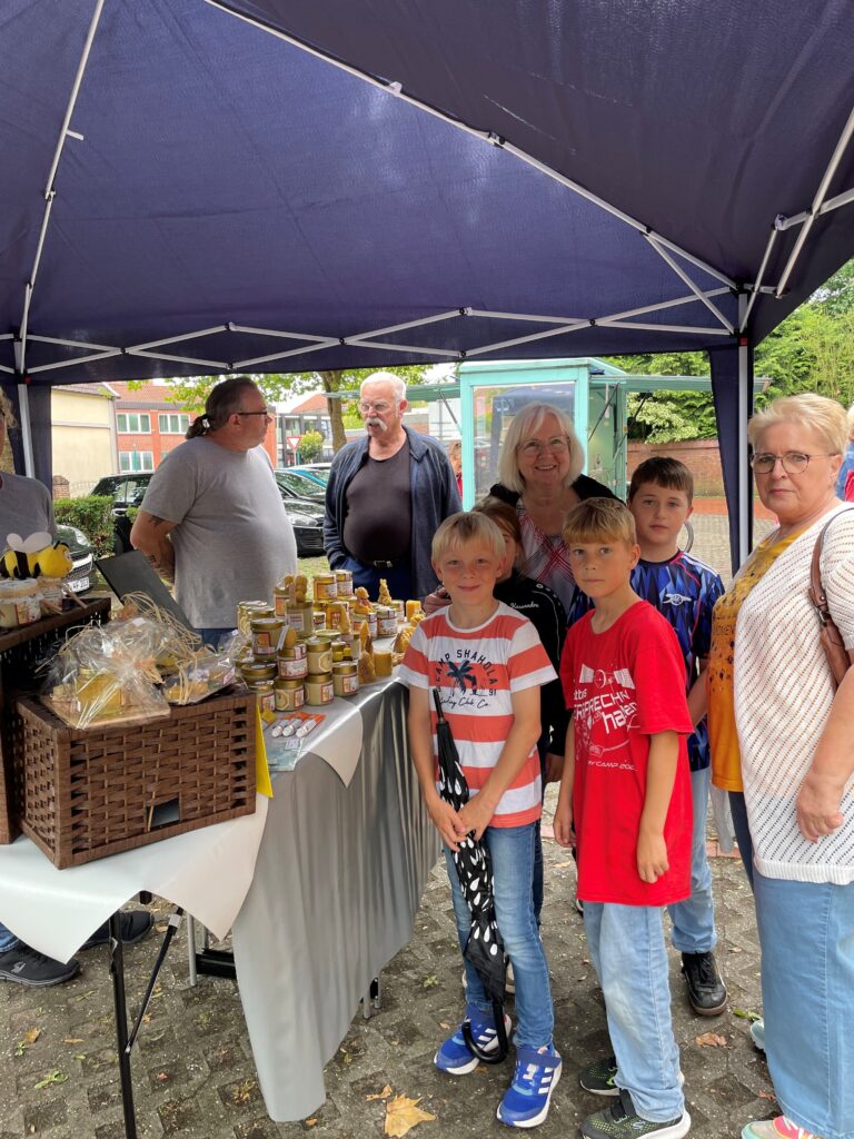 Gemeinsam auf dem Wochenmarkt in Bunde 1 bild4