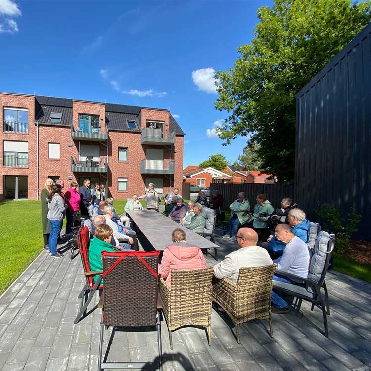 Zusammensitzen im Garten auf der Terrasse