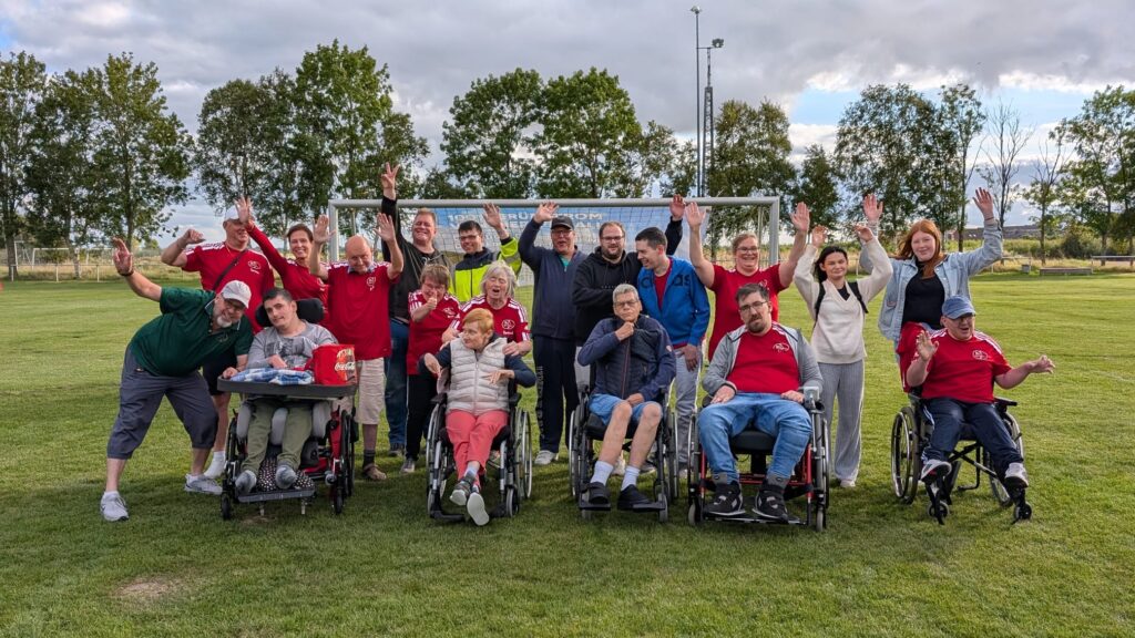 Gruppenbild aller Läuferinnen und Läufer beim Sponsorenlauf