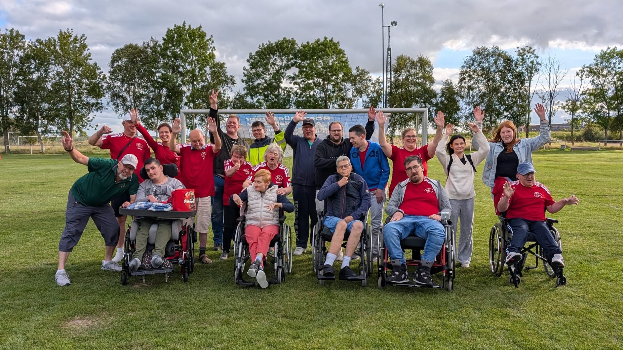 Gruppenbild aller Läuferinnen und Läufer beim Sponsorenlauf