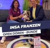Das Bild zeigt die Geschäftsführerin Insa Franzen und Georg Mahn zu Besuch im Studio von Trude Kuh