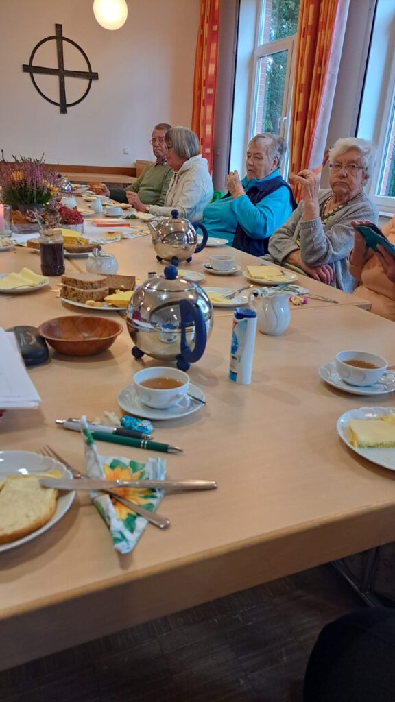 Mitglieder der Regionalgruppe Hesel-Moormerland bei einer Tasse Tee und Kürbisstuten