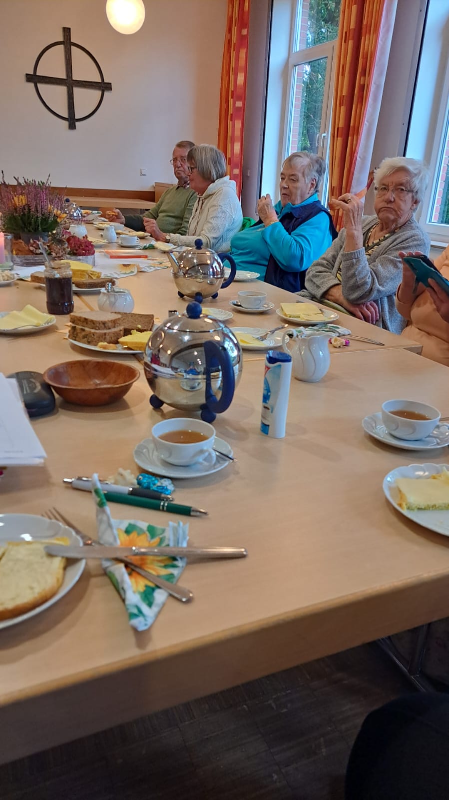 Mitglieder der Regionalgruppe Hesel-Moormerland bei einer Tasse Tee und Kürbisstuten