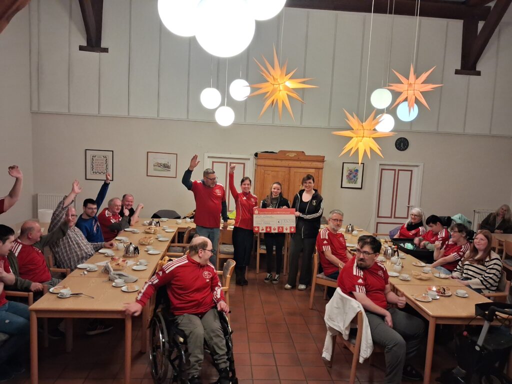 Spendenübergabe MTV Ditzum 7 Bunde Spendenuebergabe Open Doeren jgb min