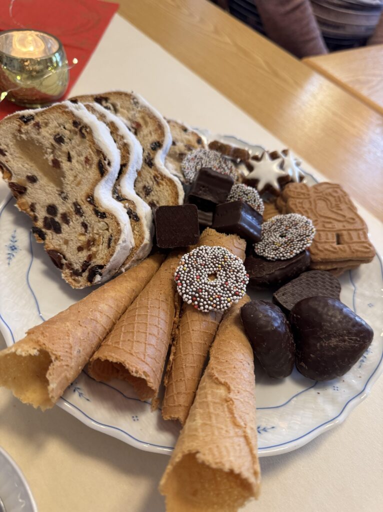 Es weihnachtet sehr - auch in unseren Regionalgruppen 1 leckerer Adventsteller mit weihnachtlichem Gebäck